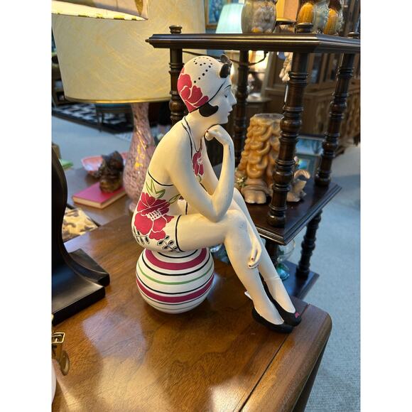 Retro Bathing Beauty‎ on Beach Ball - Picture 2 of 5